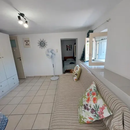 Artemis Centre Pour Petit Budget Backpackers
